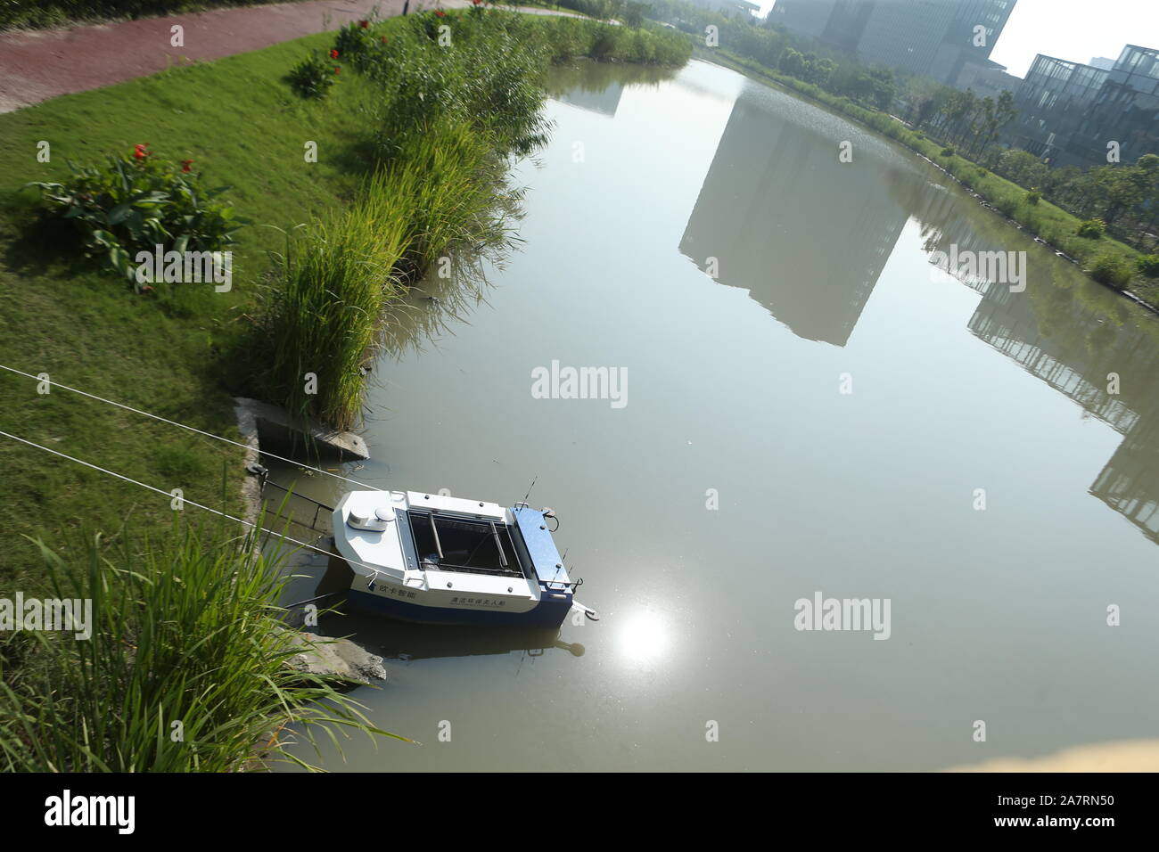 Controllate a distanza nave senza equipaggio in grado di raccogliere spazzatura da acqua è ancorata in Cina a Shanghai, 17 agosto 2019. Controllate a distanza ve senza equipaggio Foto Stock