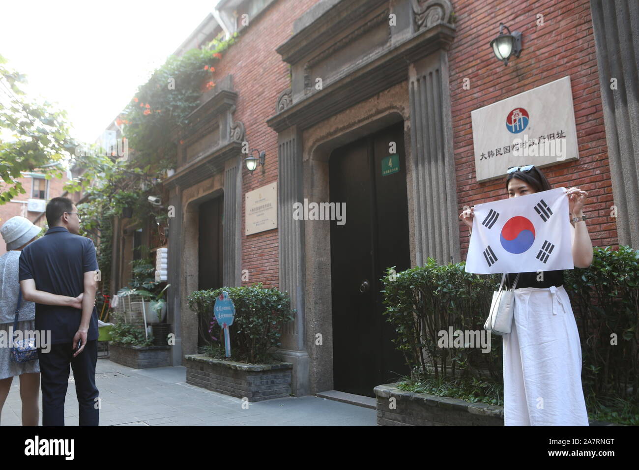 Un sud coreano pone turistiche per le foto con la sua bandiera nazionale di fronte al sito del coreano Governo provvisorio per saperne di più circa la histo Foto Stock