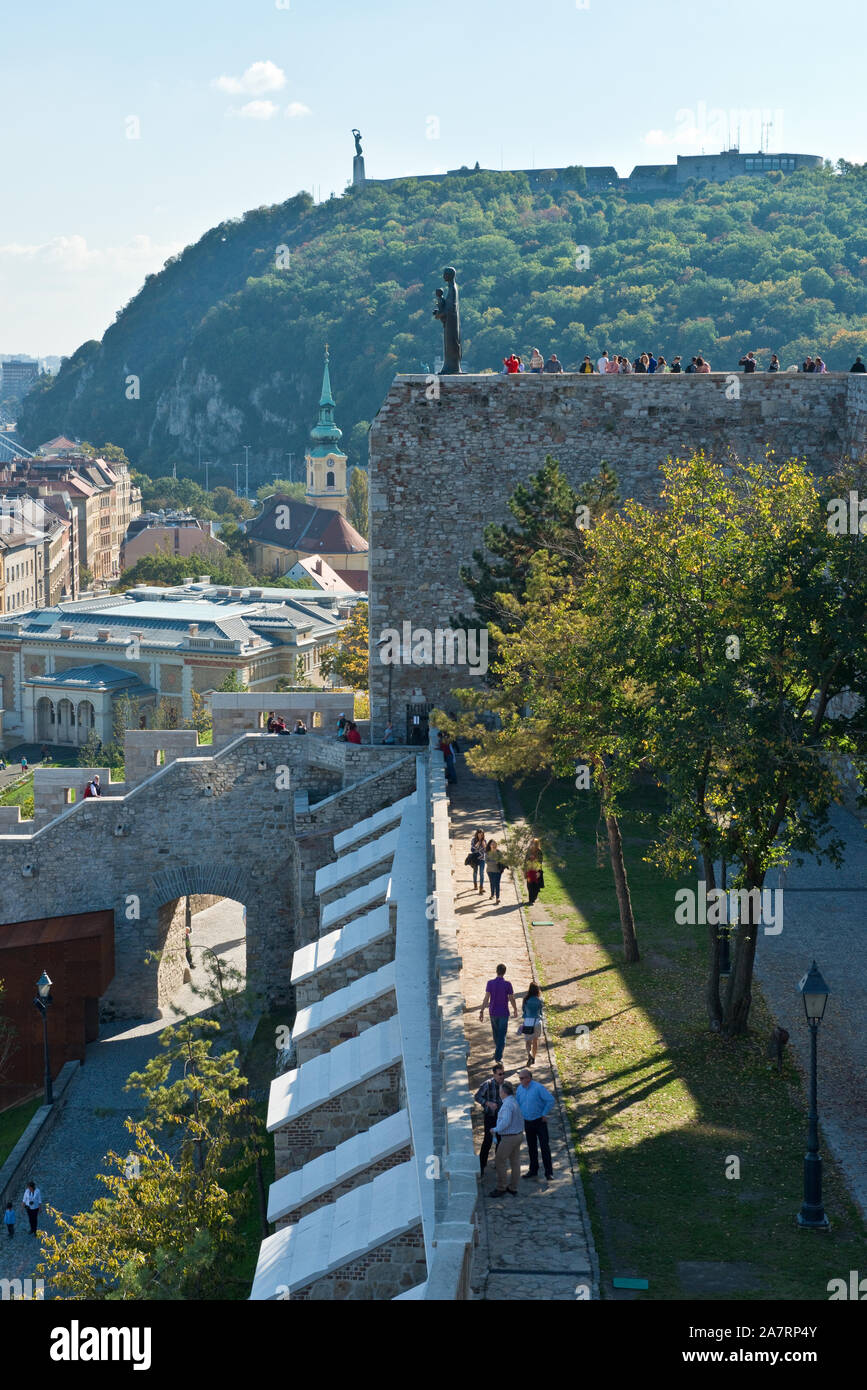 Panorama che si vede lungo il Castello di Buda verso la parete e la Statua della Libertà sulla sommità della collina Gellert. Budapest Foto Stock