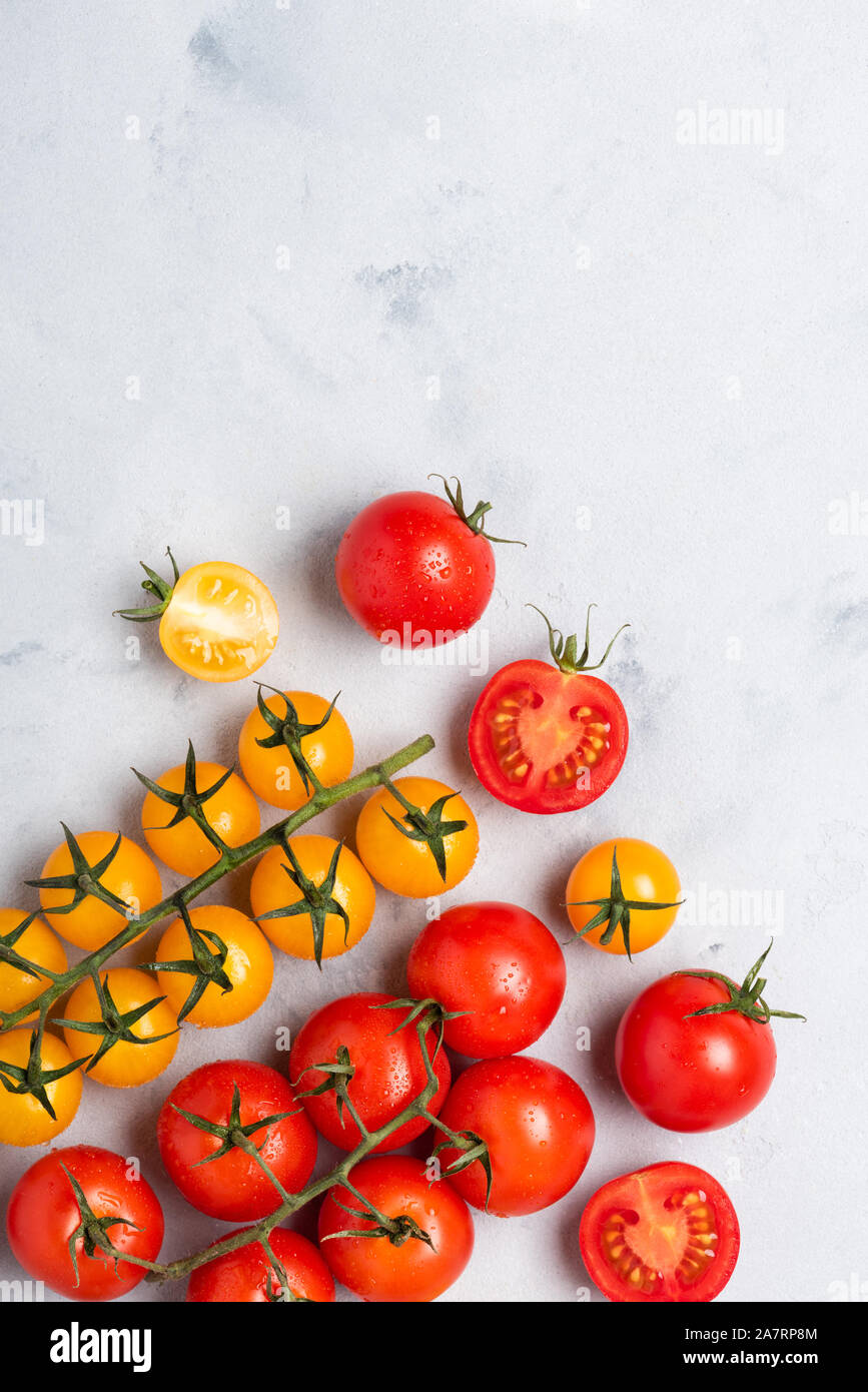 Mature di pomodori ciliegini assortimento su tavolo rustico vista superiore Foto Stock