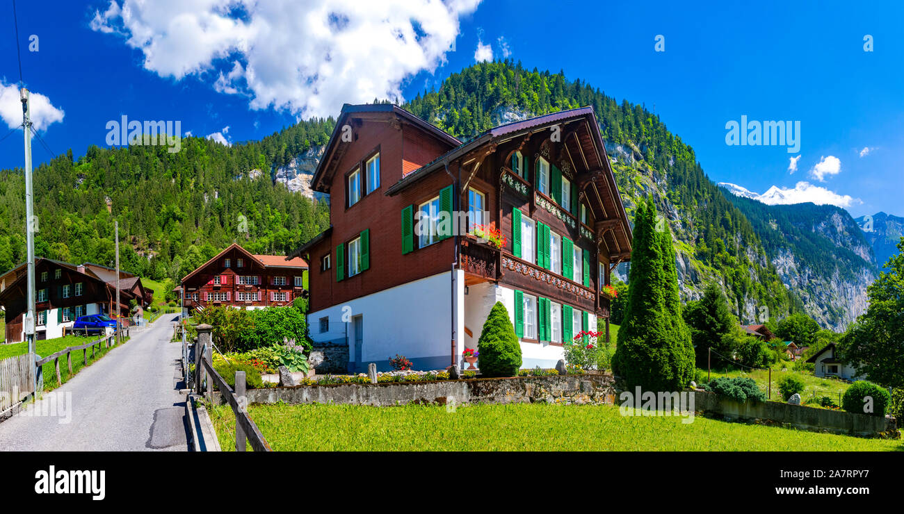 Meraviglioso villaggio di montagna di Lauterbrunnen e la parete di Lauterbrunnen nelle Alpi svizzere, Svizzera. Foto Stock