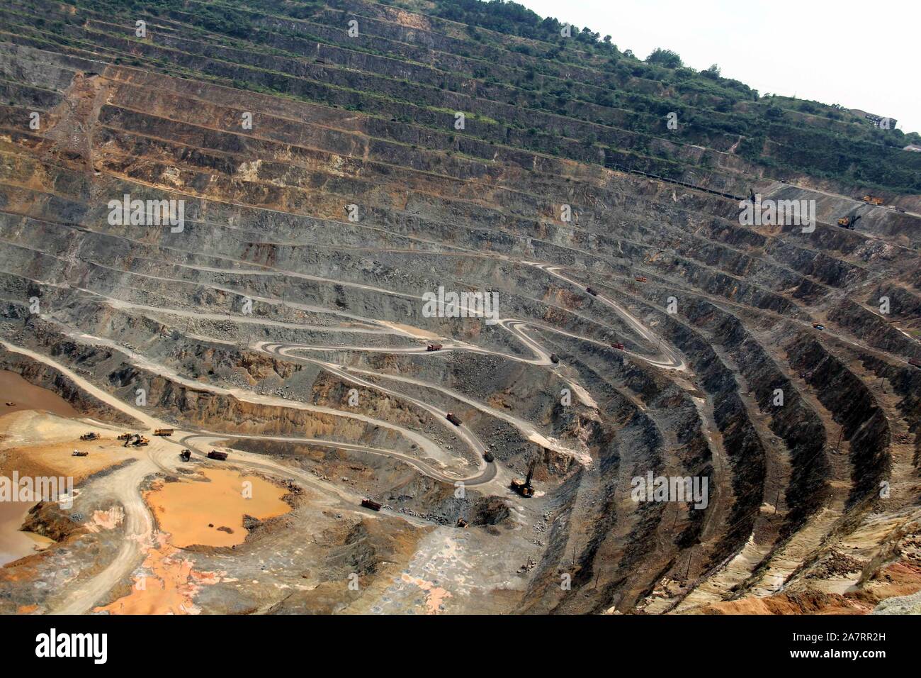 --FILE--carrelli di trasporto del minerale di ferro al Nanshan Miniera di ferro in Ma'anshan city, est cinese della provincia di Anhui, 18 giugno 2017. Non sorprende th Foto Stock