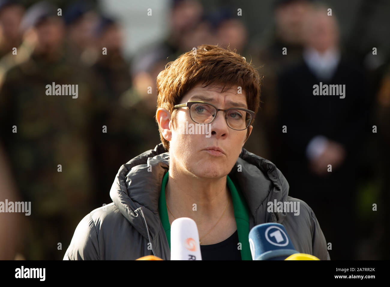 Rheinbach, Germania, 04.11.2019: Il Ministro federale della difesa, Annegret Kramp-Karrenbauer, visite l'organizzazione militare Cyber e informazioni Spazio (CIR) nella caserma di Tomburg. Foto Stock