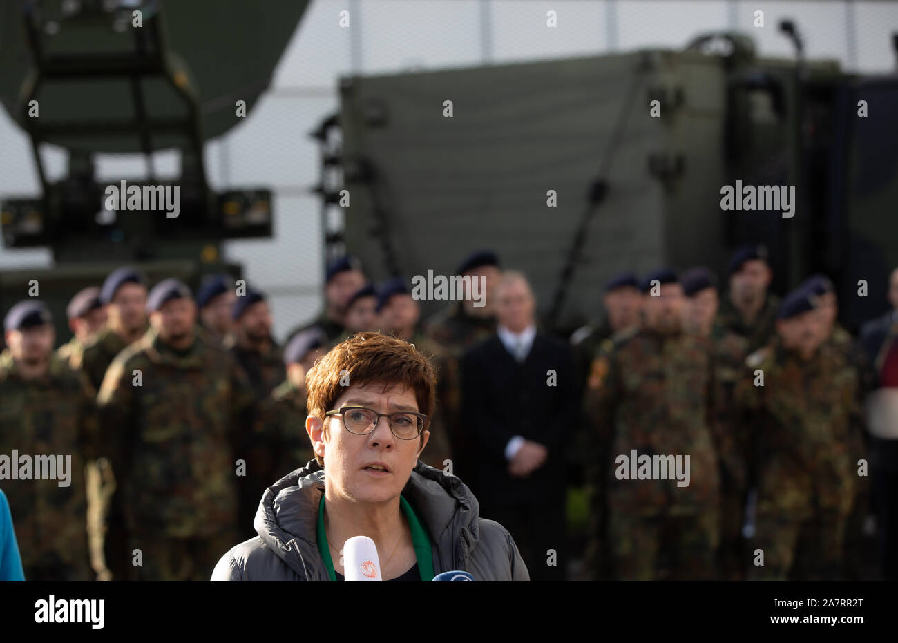 Rheinbach, Germania, 04.11.2019: Il Ministro federale della difesa, Annegret Kramp-Karrenbauer, visite l'organizzazione militare Cyber e informazioni Spazio (CIR) nella caserma di Tomburg. Foto Stock