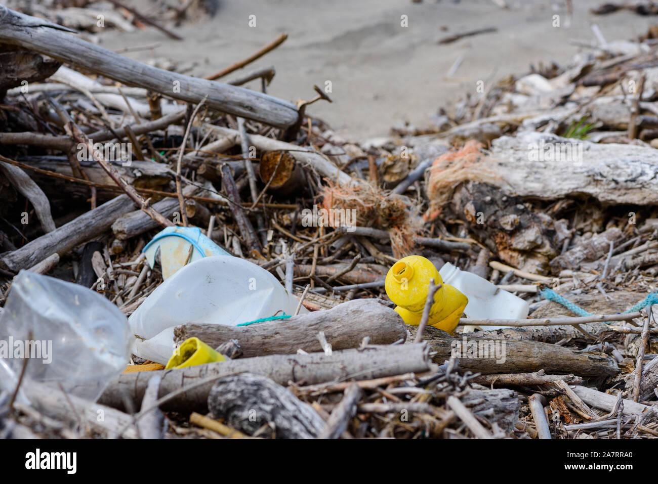 Inquinamento di plastica in legno deriva di detriti sulla ocean shore Foto Stock