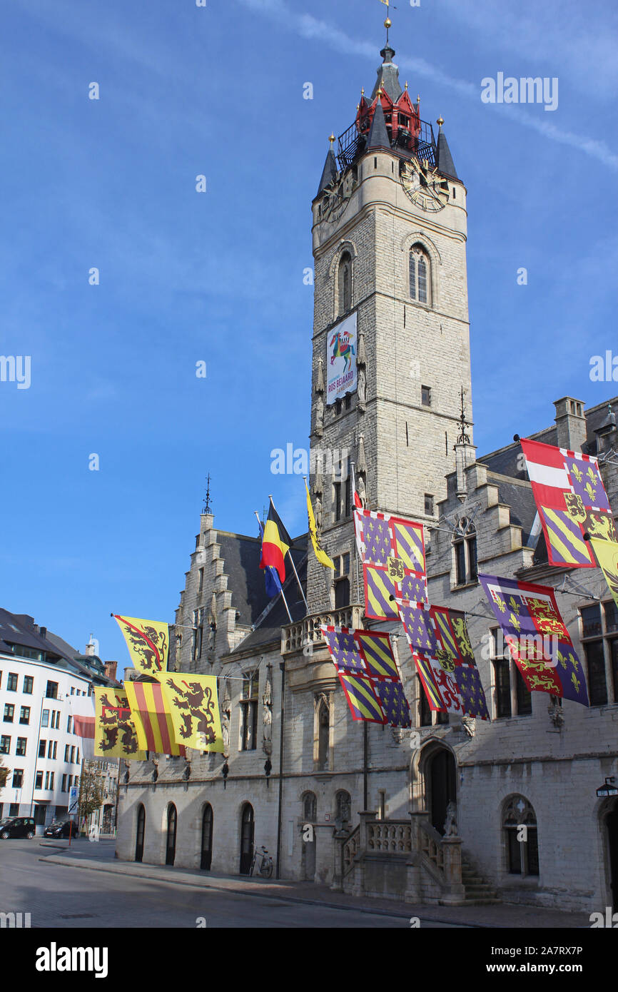DENDERMONDE, Belgio, 31 ottobre 2019: vista sulla storica del XIV secolo torre campanaria di Dendermonde. L'edificio è inclusa nel patrimonio mondiale dell UNESCO Foto Stock