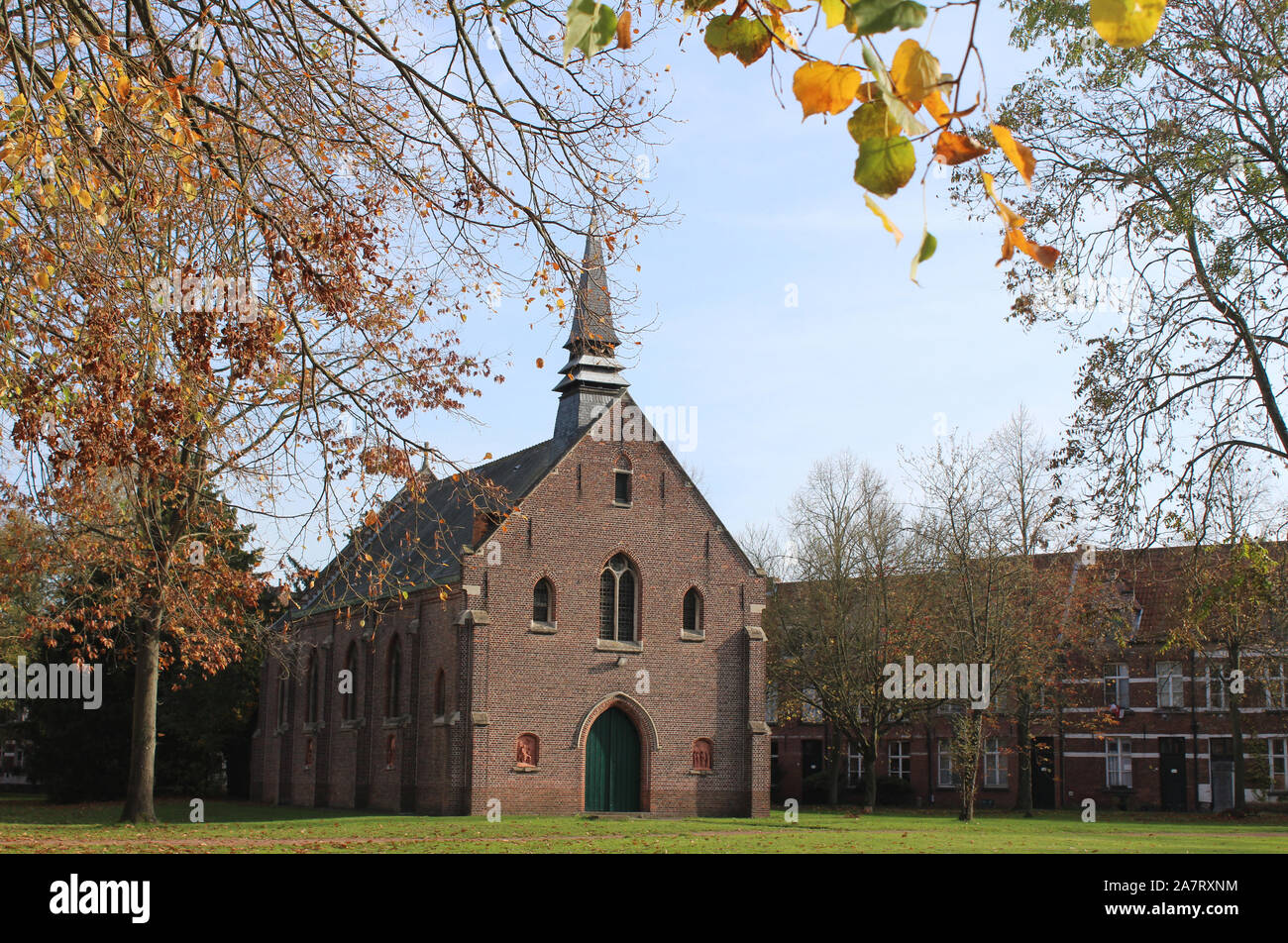 Incantevole vista autunnale della storica chiesa e San Alexiusbegijnhof, Dendermonde, Belgio. È elencato come un patrimonio mondiale dell UNESCO. Foto Stock