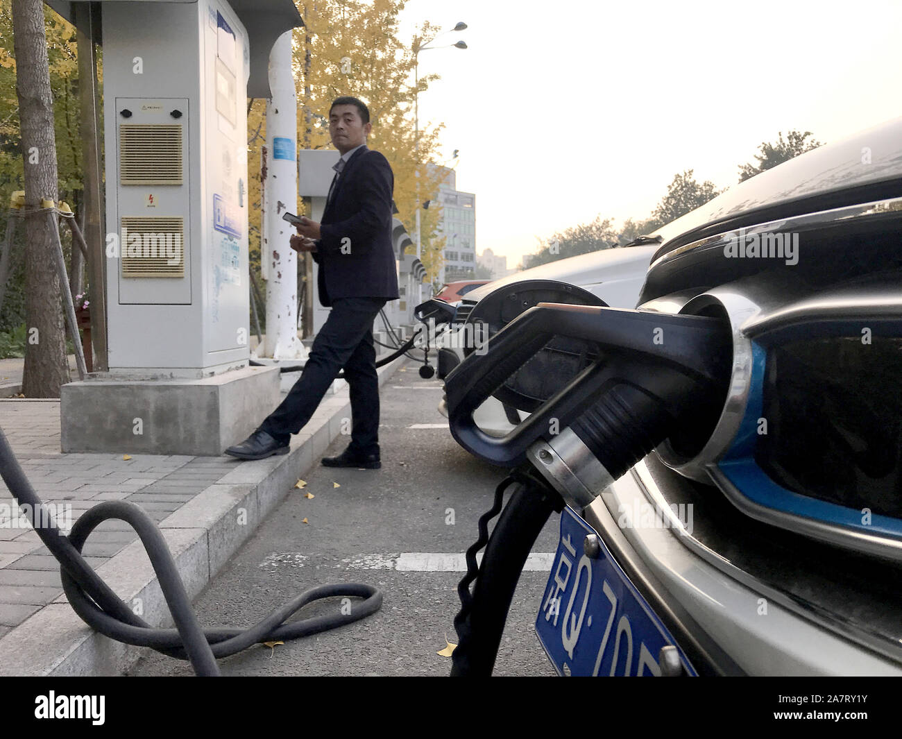 Pechino, Cina. 04 Nov, 2019. Un uomo cinese utilizza un auto elettrica della stazione di ricarica a Pechino il lunedì, 4 novembre 2019. BYD, la Cina il più grande produttore di nuovi veicoli di energia, riportati in prossimità di un 90 percento di slump in trimestrale reddito netto come rallentamento della domanda nel mondo del più grande mercato auto continuano a intaccare la sua linea di fondo. Foto di Stefano rasoio/UPI Credito: UPI/Alamy Live News Foto Stock