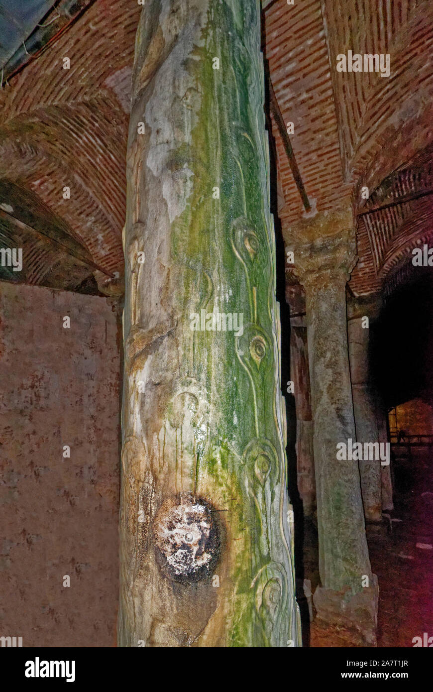 ISTANBUL TURCHIA LA BASILICA CISTERN colonne un insolito decorate colonna Foto Stock