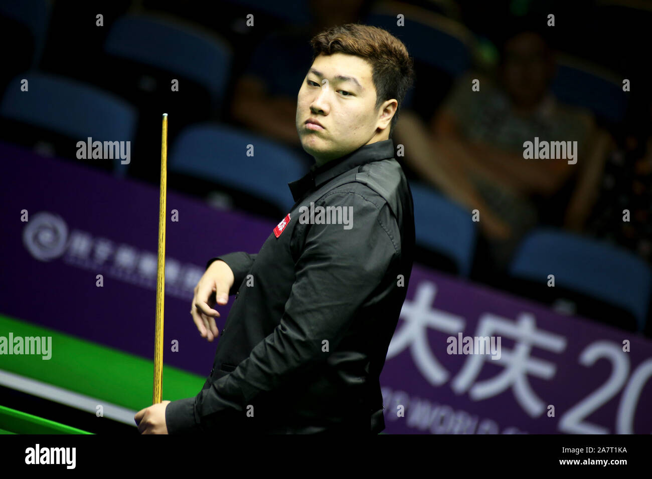 Yan Bingtao di Cina ritiene che un colpo di Alfie onere di Inghilterra nel heldover corrispondere durante il 2019 World Snooker Campionato Internazionale in DAQ Foto Stock