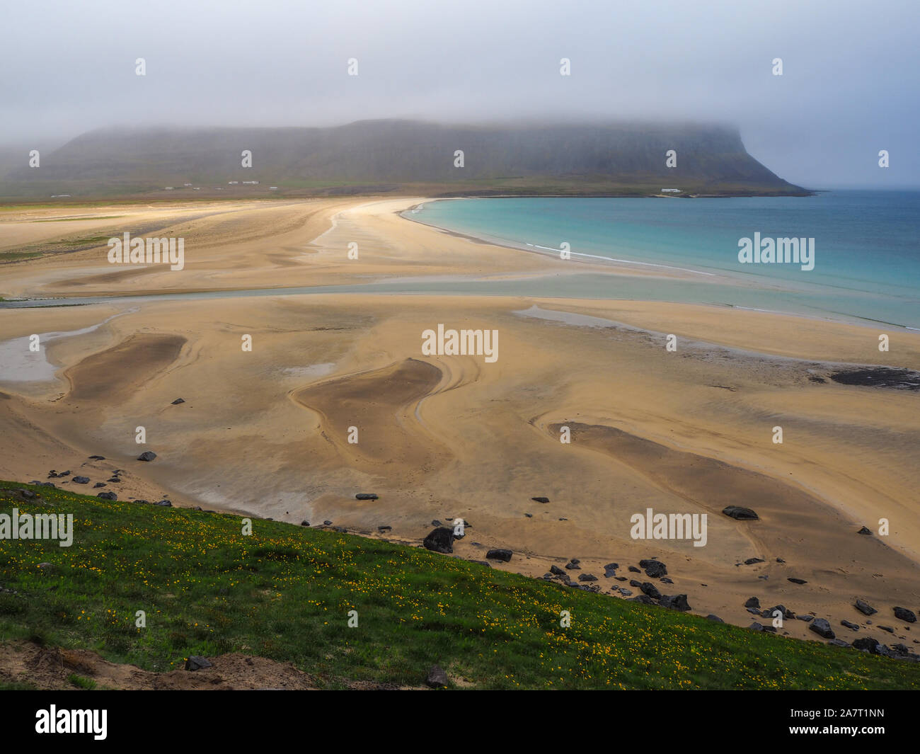 Ampia spiaggia di sabbia con la bassa marea vicino Patreksfjordur nel Westfjords di Islanda Foto Stock