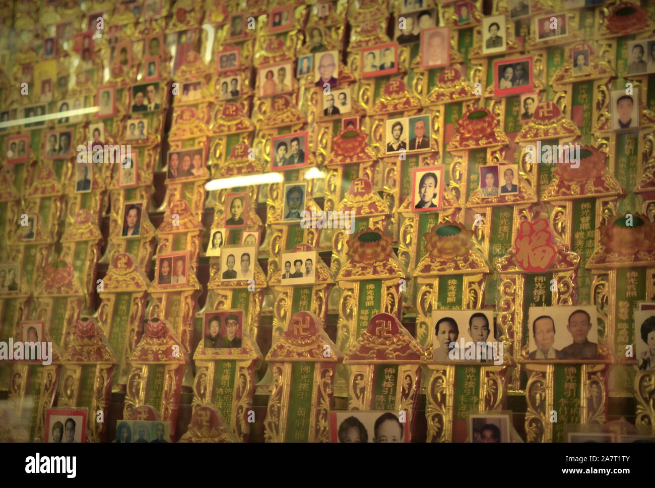 Migliaia di foto dei loro antenati defunti adorato a Kaiyuan antico tempio buddista in Quanzhou, Cina Foto Stock