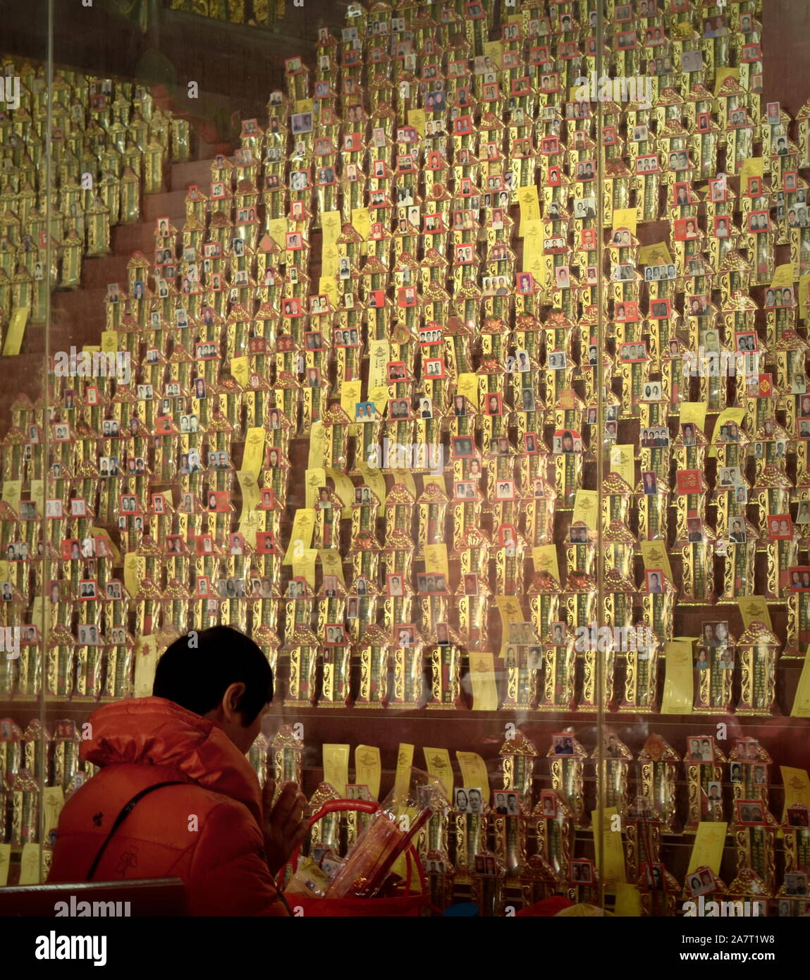 Migliaia di foto dei loro antenati defunti adorato a Kaiyuan antico tempio buddista in Quanzhou, Cina Foto Stock
