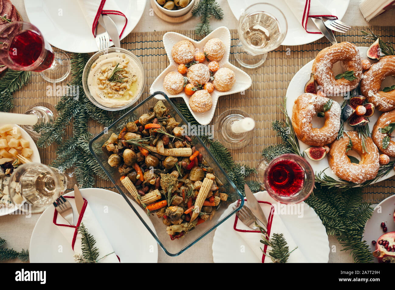 Vista sopra lo sfondo della splendida tavola del Natale con delizioso cibo fatto in casa decorata con rami di abete, spazio di copia Foto Stock