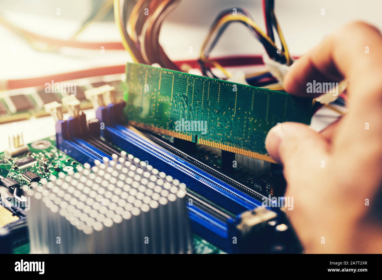 Installazione della memoria ram modulo sul computer desktop vista dettagliata della scheda madre Foto Stock