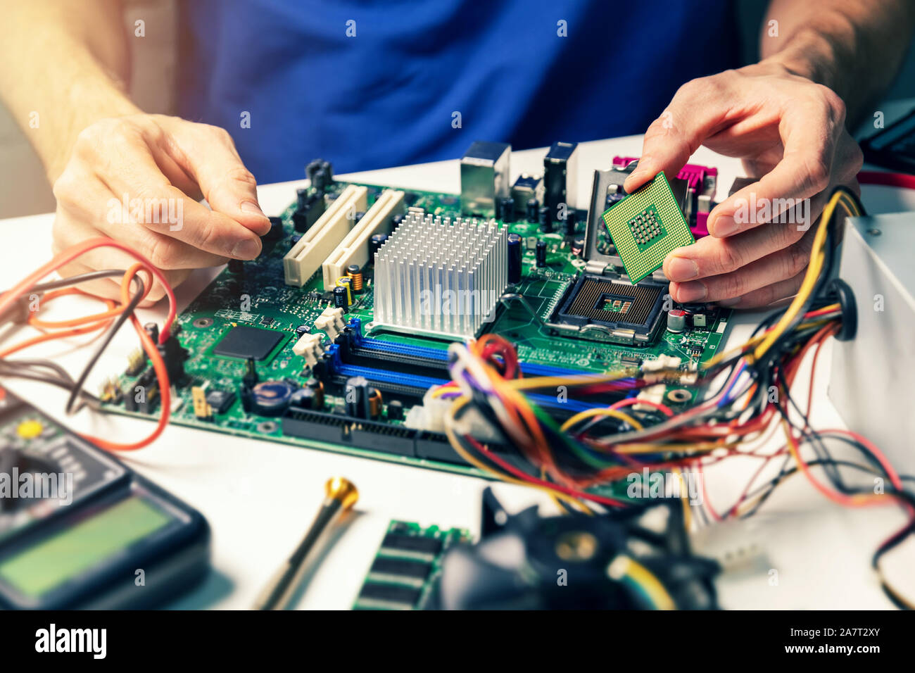 Installazione di hardware per computer - tecnico Installazione di CPU su scheda madre Foto Stock