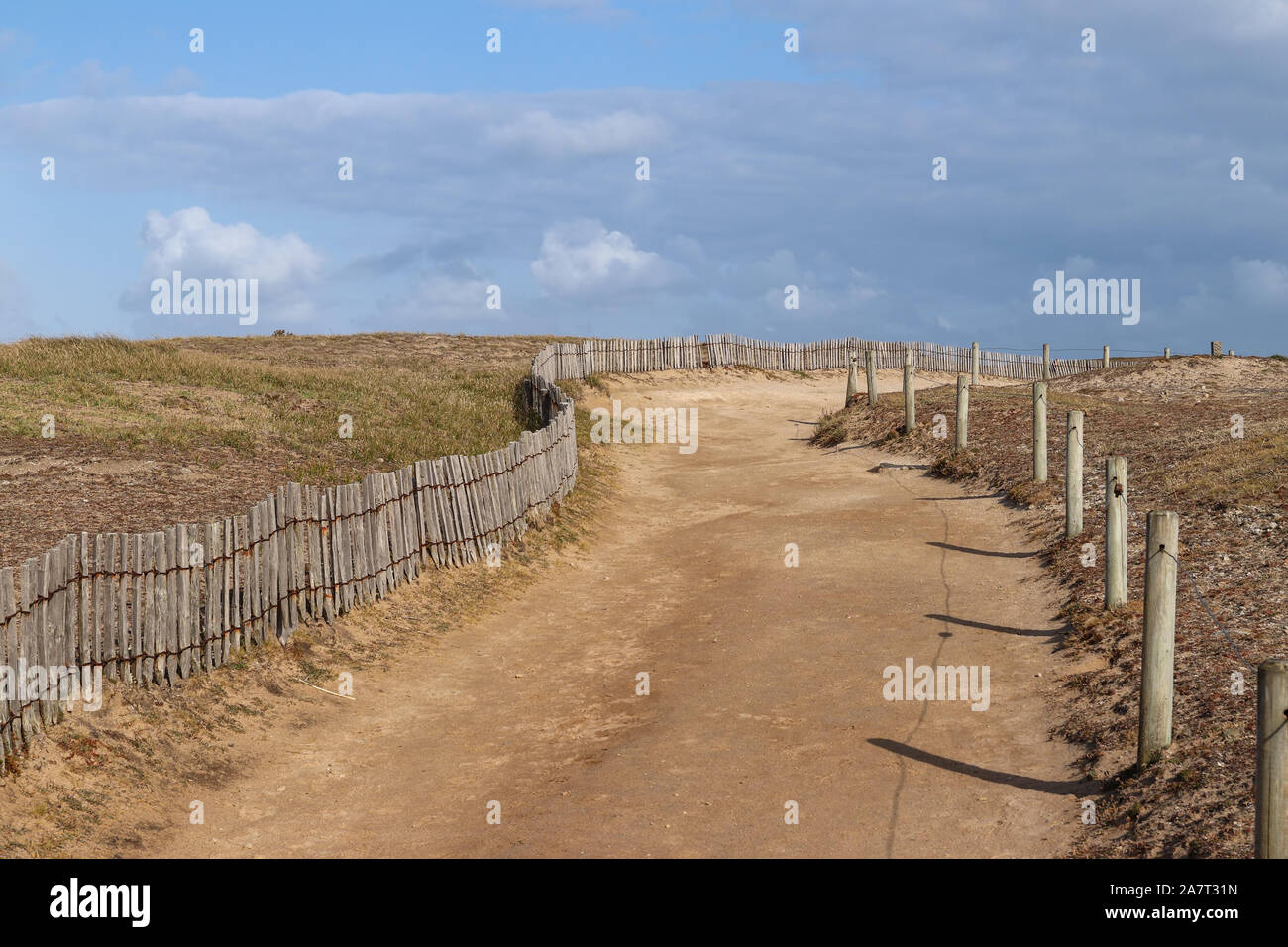 Strada di sabbia lungo la costa della penisola di Quiberon, Bretagna Francia Foto Stock