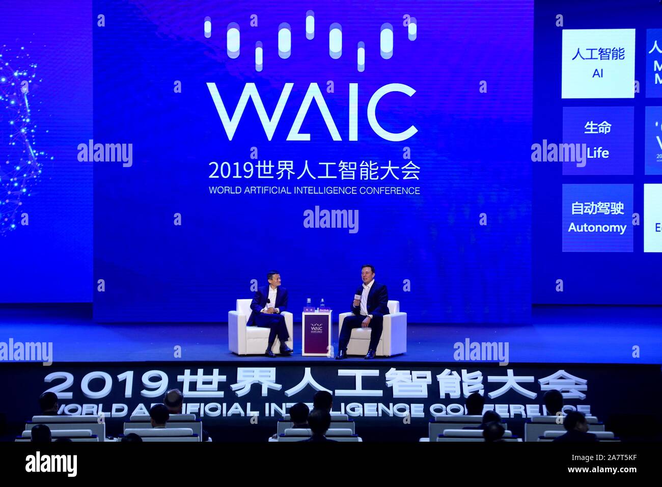 Cinese magnate business Ma Jack, sinistra, colloqui con tecnologia americana di imprenditore, investitore e l'ingegnere Elon Musk, destra, durante l'apertura cerem Foto Stock