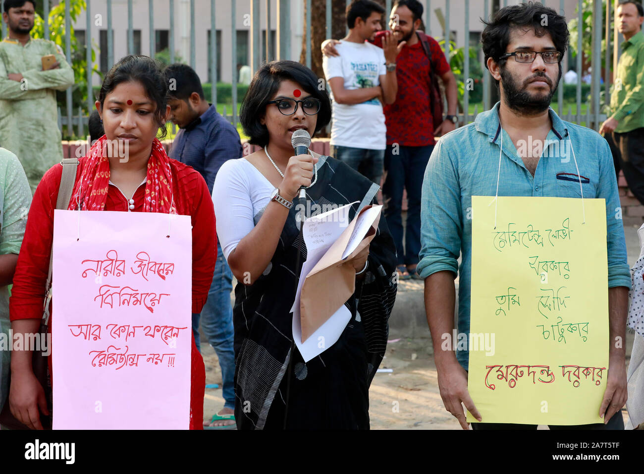 Dacca in Bangladesh - Novembre 02, 2019: bangladese in attività sociali fase una catena umana davanti al National Press Club per protestare contro la ab Foto Stock