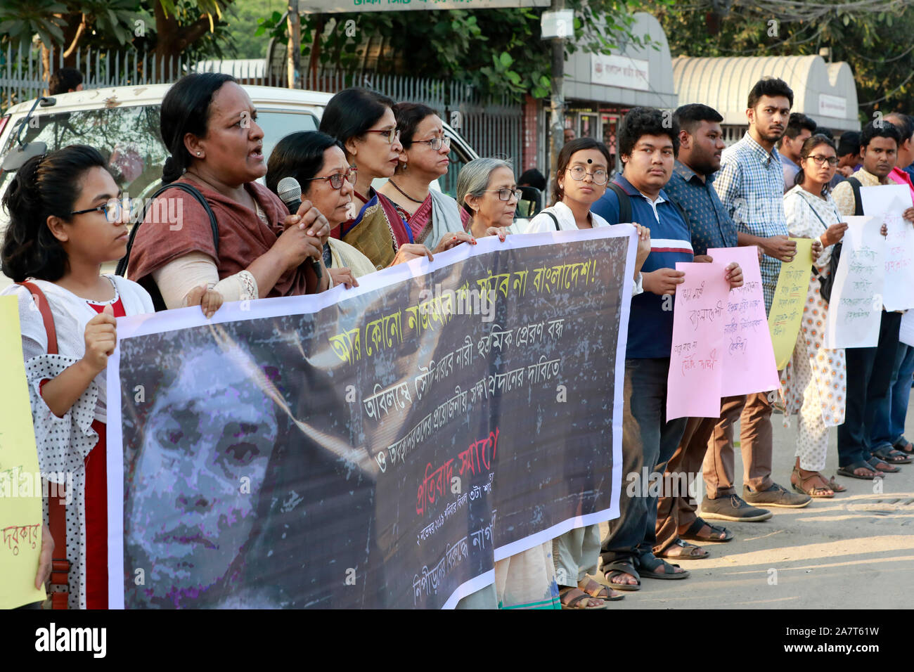 Dacca in Bangladesh - Novembre 02, 2019: bangladese in attività sociali fase una catena umana davanti al National Press Club per protestare contro la ab Foto Stock
