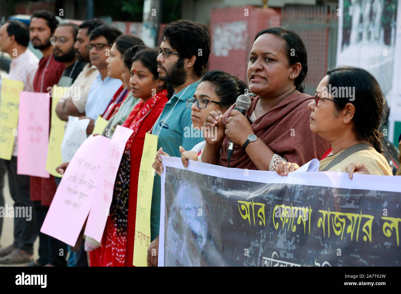 Dacca in Bangladesh - Novembre 02, 2019: bangladese in attività sociali fase una catena umana davanti al National Press Club per protestare contro la ab Foto Stock