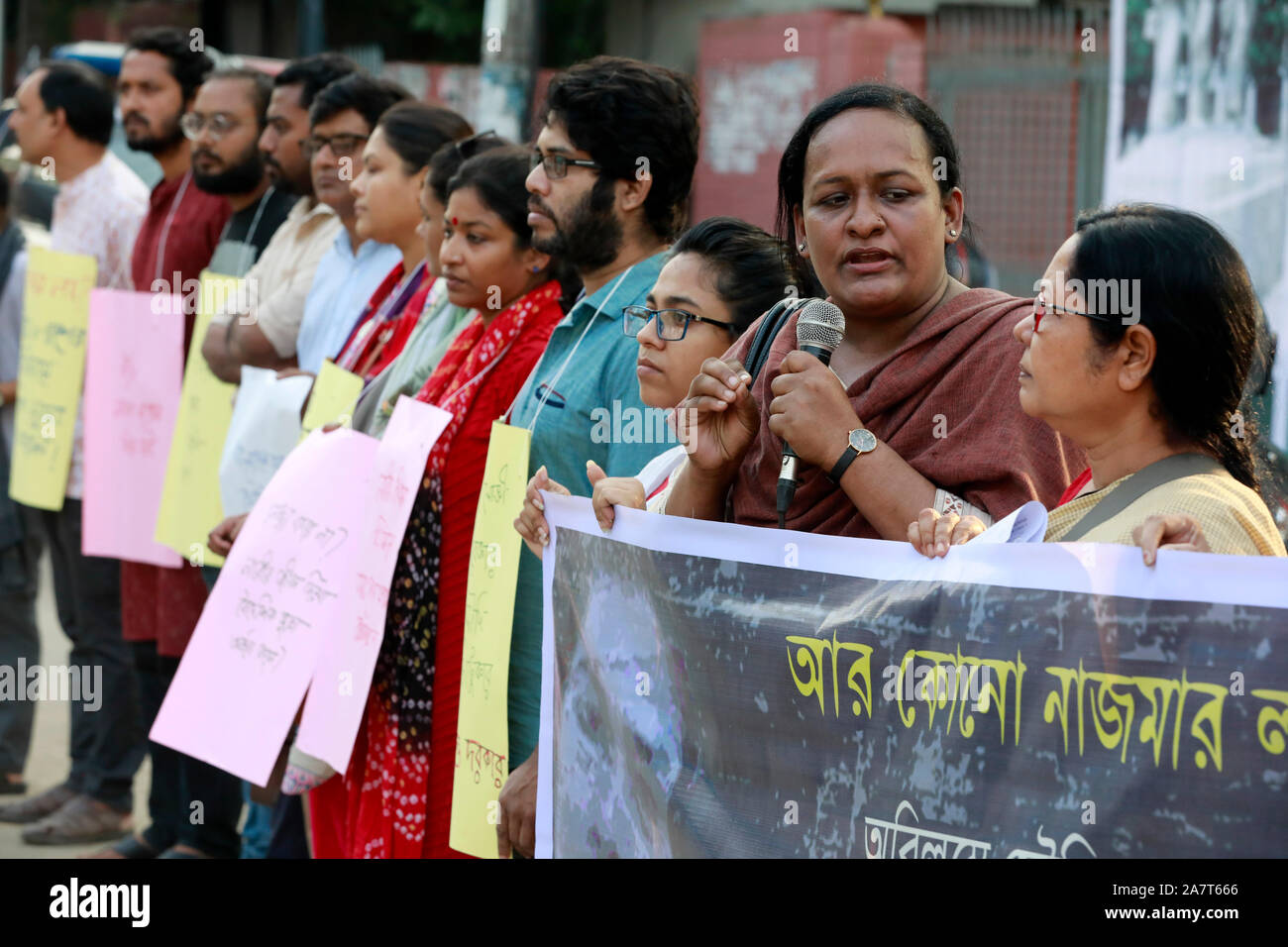 Dacca in Bangladesh - Novembre 02, 2019: bangladese in attività sociali fase una catena umana davanti al National Press Club per protestare contro la ab Foto Stock