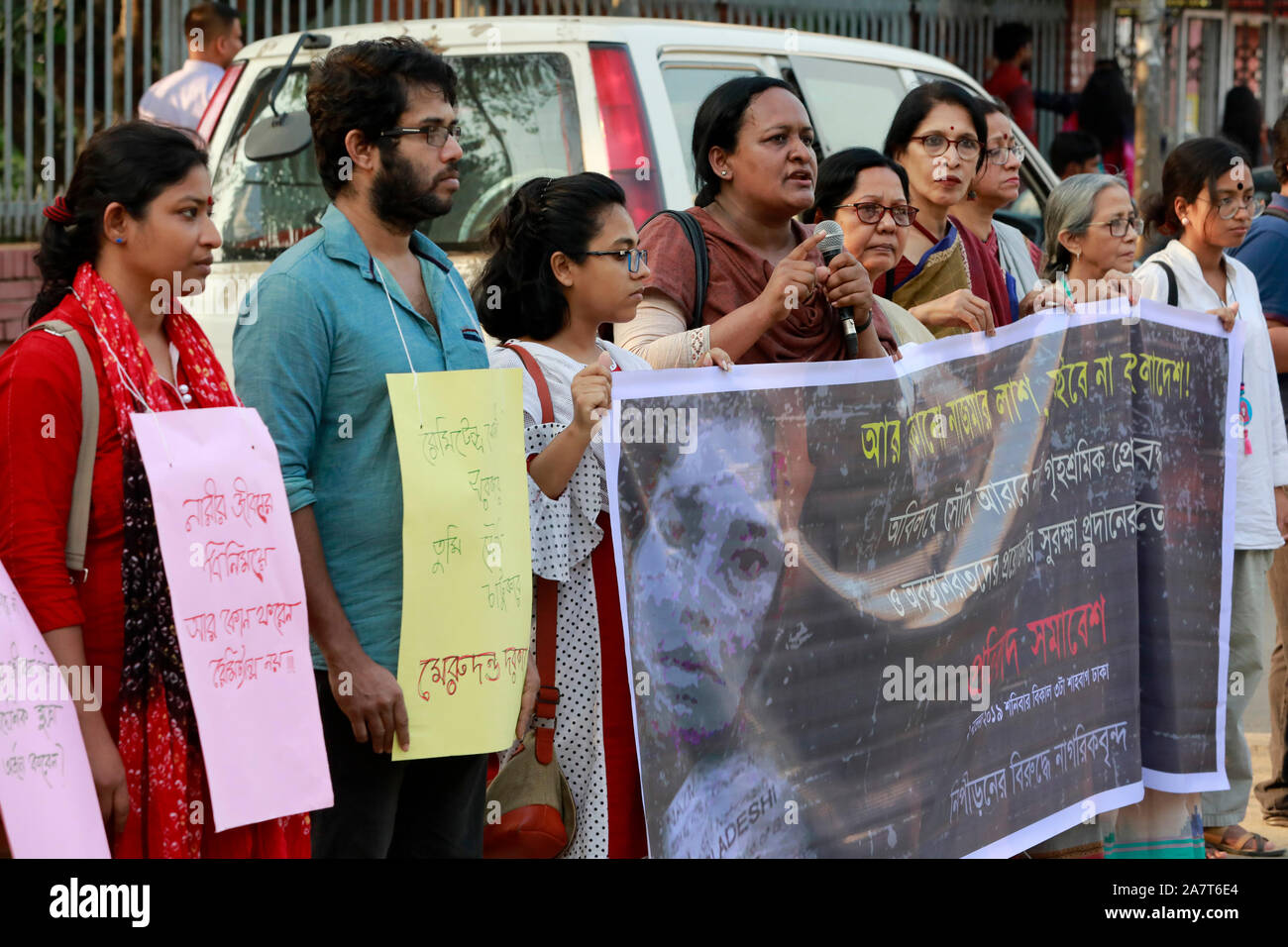 Dacca in Bangladesh - Novembre 02, 2019: bangladese in attività sociali fase una catena umana davanti al National Press Club per protestare contro la ab Foto Stock
