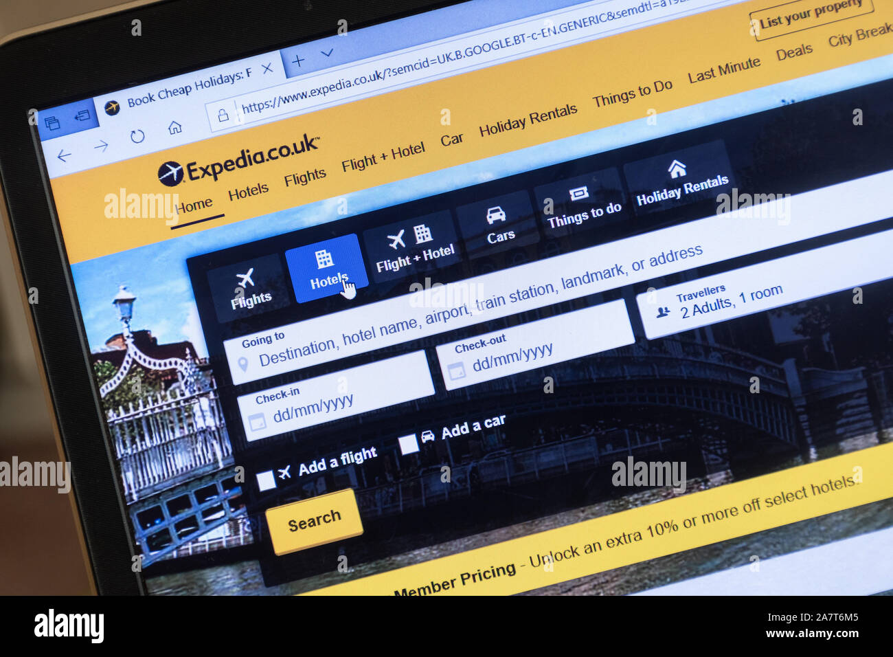 Expedia sito web su un computer portatile vendita di viaggi voli e vacanze Foto Stock
