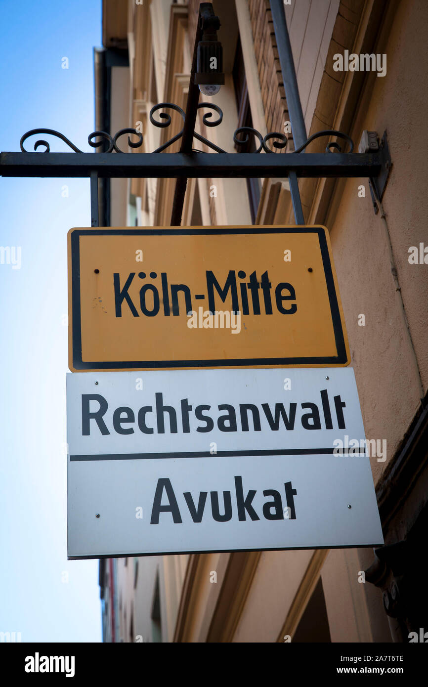 Segno di un avvocato in strada Gereonswall, Colonia, Germania. Schild eines Rechtsanwalts am Gereonswall, Koeln, Deutschland. Foto Stock