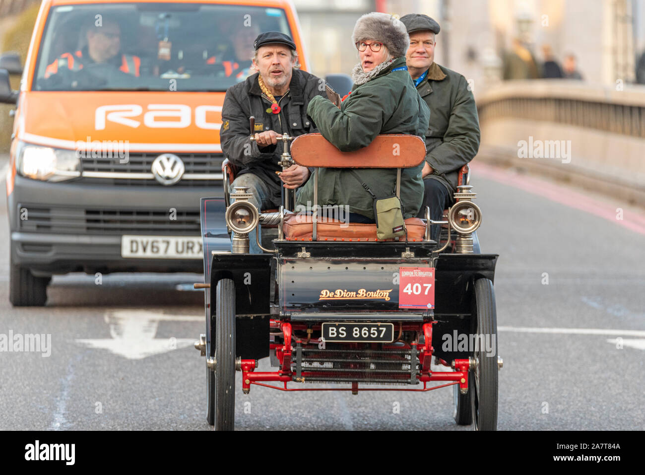 1900 De Dion Bouton vintage vettura pilotata attraverso Westminster all'inizio della Londra a Brighton veteran car run nel novembre 2019. Lambeth Bridge Foto Stock