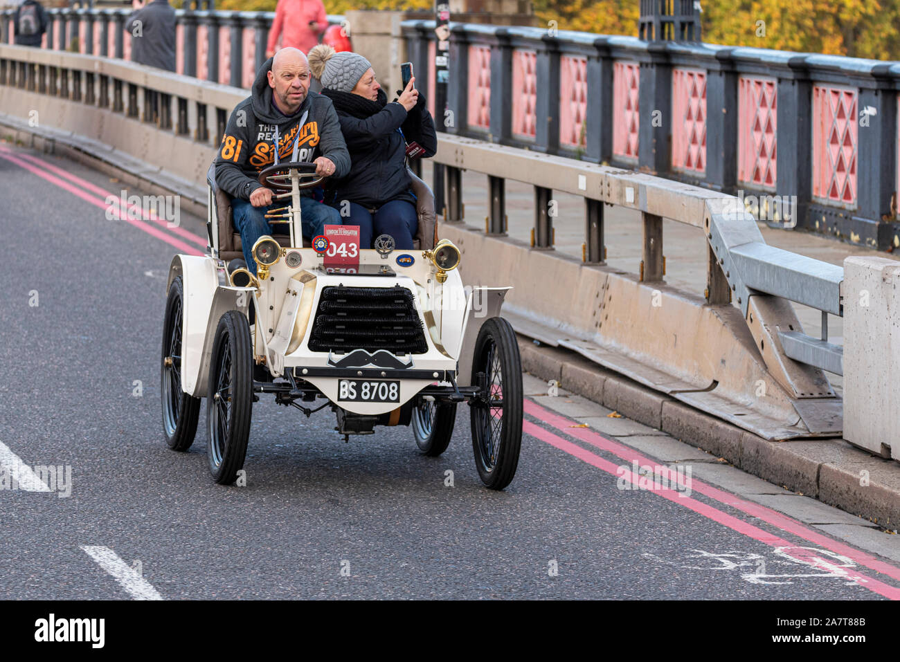 1900c De Dion bimotore combinazione auto d'epoca, essendo pilotati attraverso Westminster all'inizio della Londra a Brighton veteran car run nel novembre 2019 Foto Stock