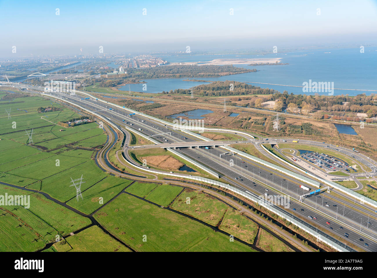 Antenna della nuova autostrada A1 nei dintorni di Amsterdam con la nuova uscita Muiden Foto Stock