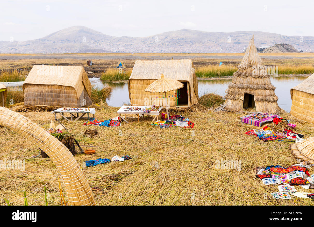 Uros sono un popolo indigeno del Perù e della Bolivia. Essi vivono in un approssimativo e ancora in crescita 120 auto-stile isola galleggiante sul lago Titicaca. Foto Stock