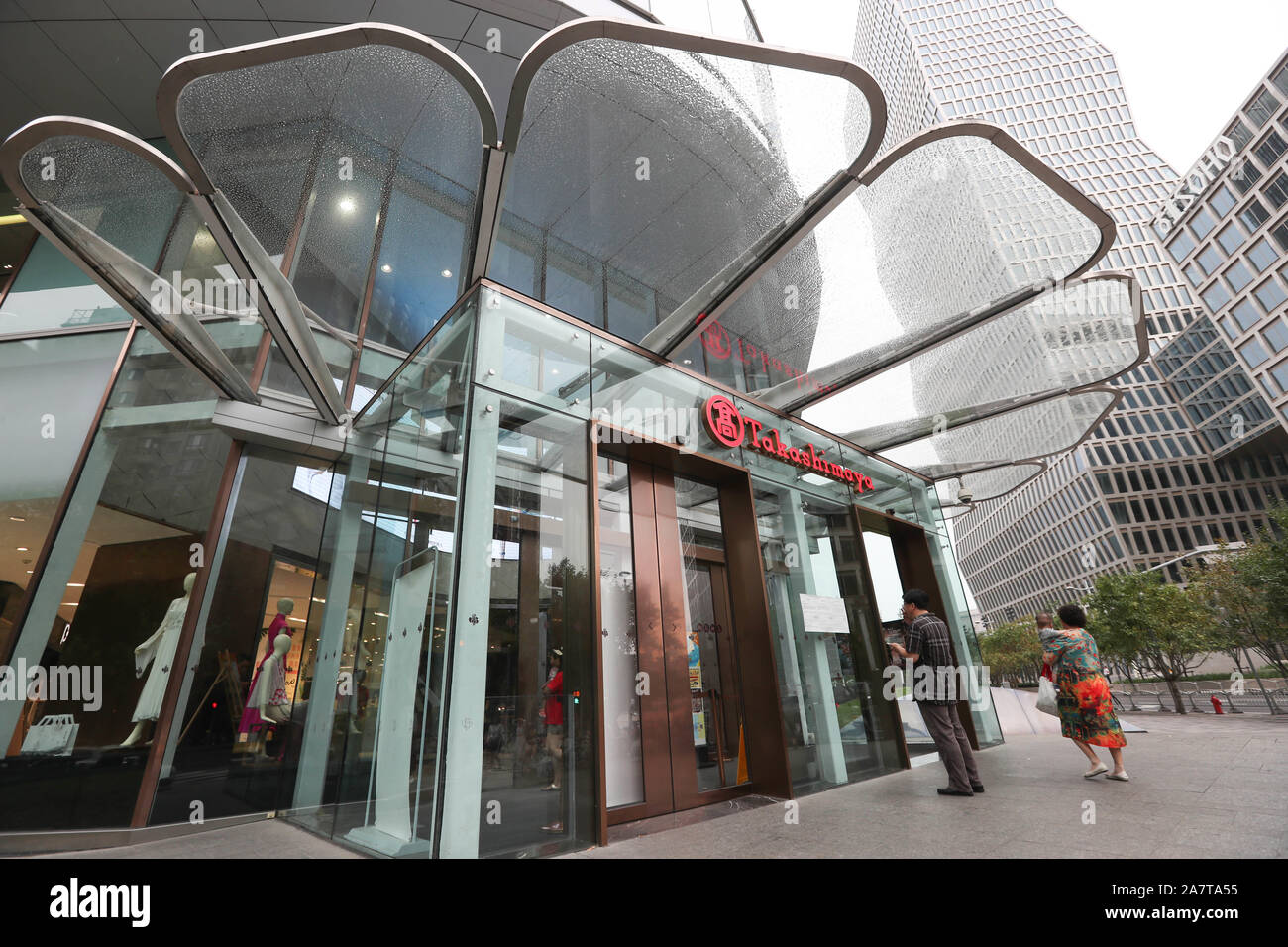 --FILE--Vista della Shanghai grandi magazzini Takashimaya in Cina a Shanghai, 27 luglio 2019. Takashimaya e, un Giapponese department store catena che ent Foto Stock