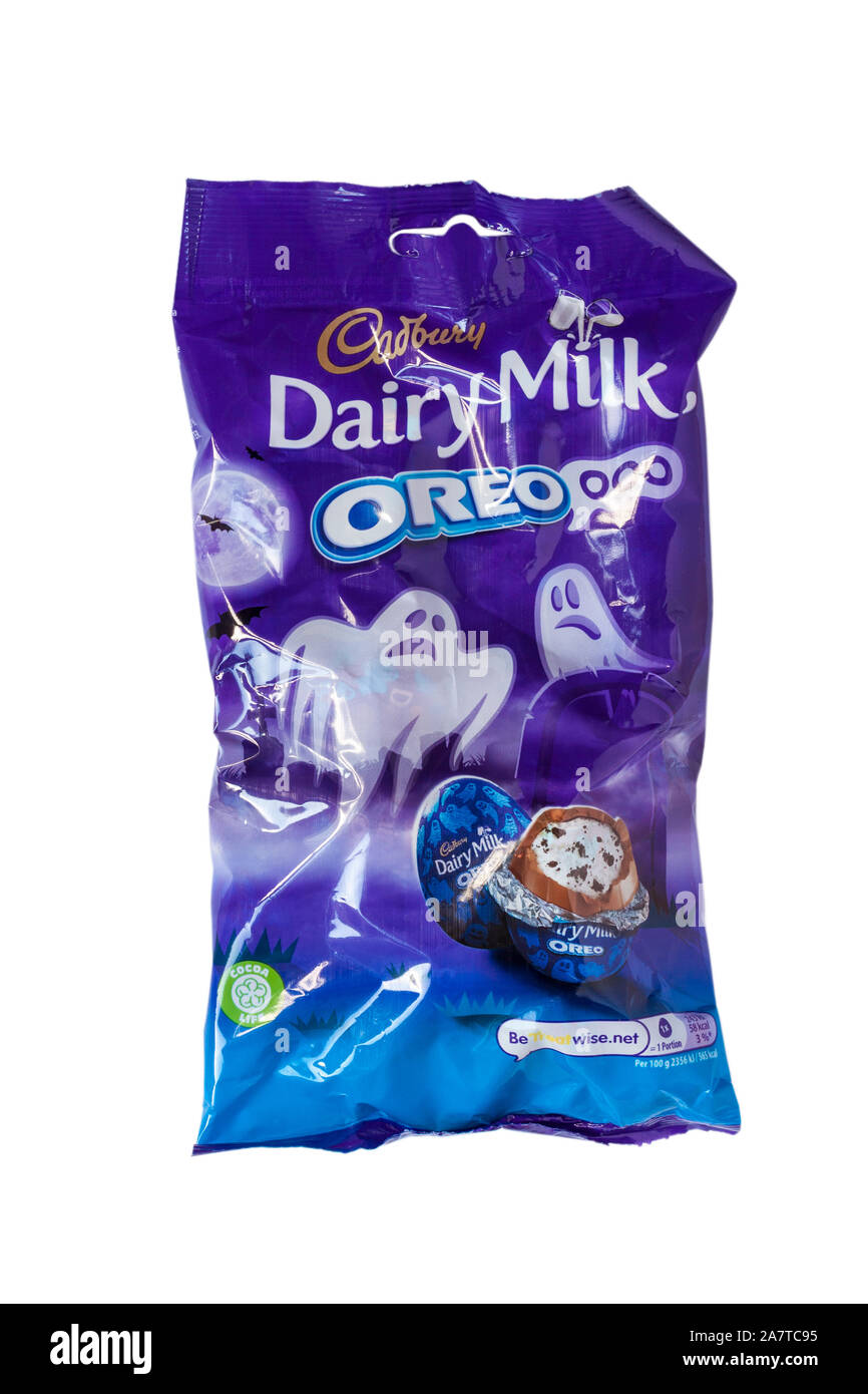 Borsa di Cadbury Dairy Milk Oreo Oreoooo isolato su sfondo bianco con cioccolato al latte al gusto di vaniglia e di riempimento biscotto pezzi già pronti per la festa di Halloween Foto Stock