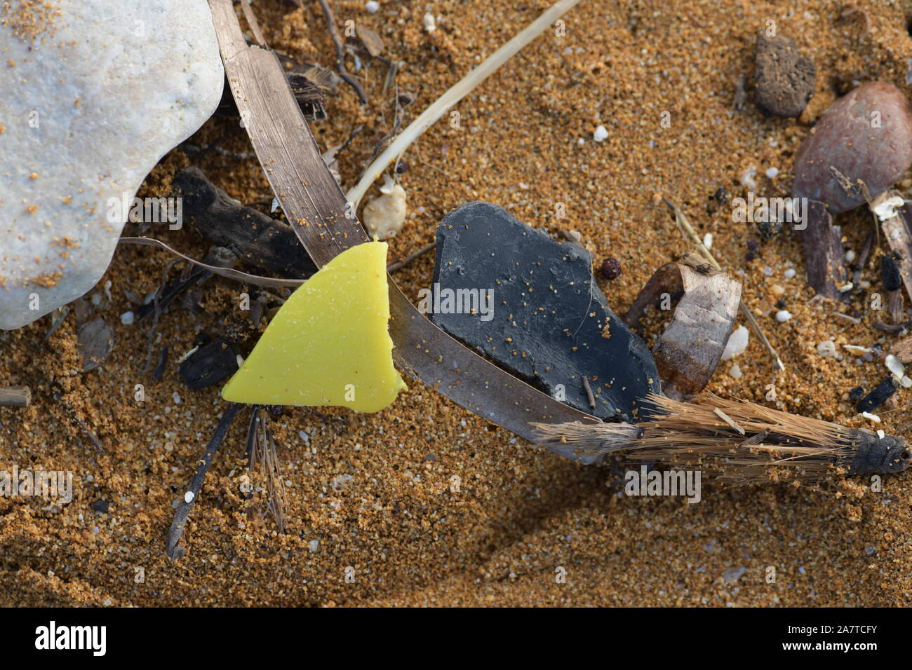 Lavato fino micro plastica sulla spiaggia di sabbia. Foto Stock