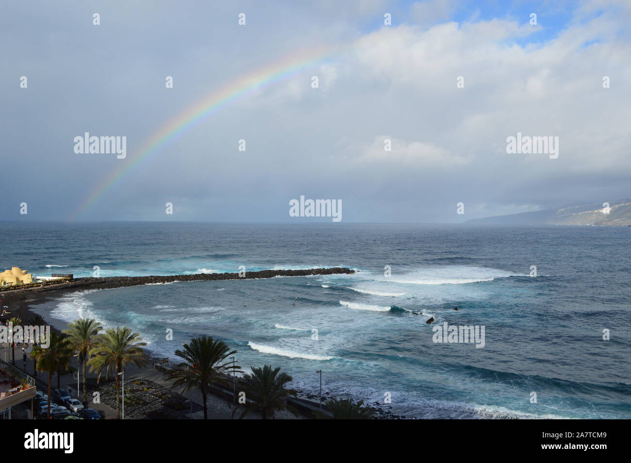 Tra le nuvole: l'Arcobaleno Foto Stock