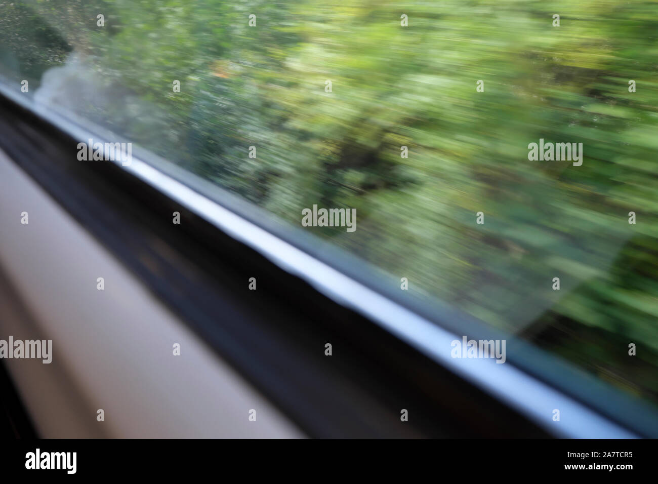 Vista del movimento del treno le vie e il paesaggio guardando fuori della finestra del treno in North Wales UK KATHY DEWITT Foto Stock