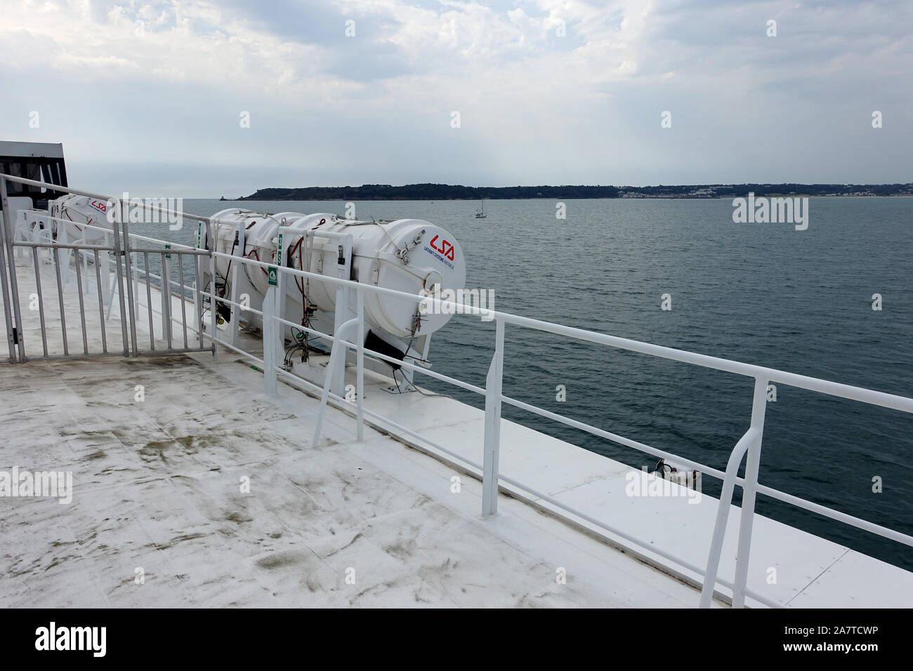 Jersey 25 Luglio 2019: scialuppa di salvataggio di contenitori su di un lato del condor ferry in mare nei pressi di Jersey Foto Stock