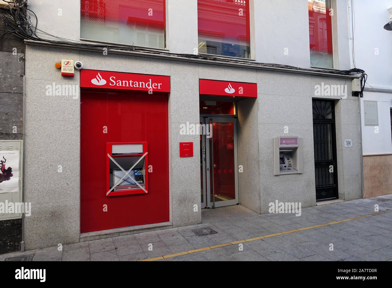 Ronda, Spagna 30 ottobre 2019: una filiale della banca di Santander con un nuovo sportello bancomat non ancora in uso e chiusi con nastro Foto Stock