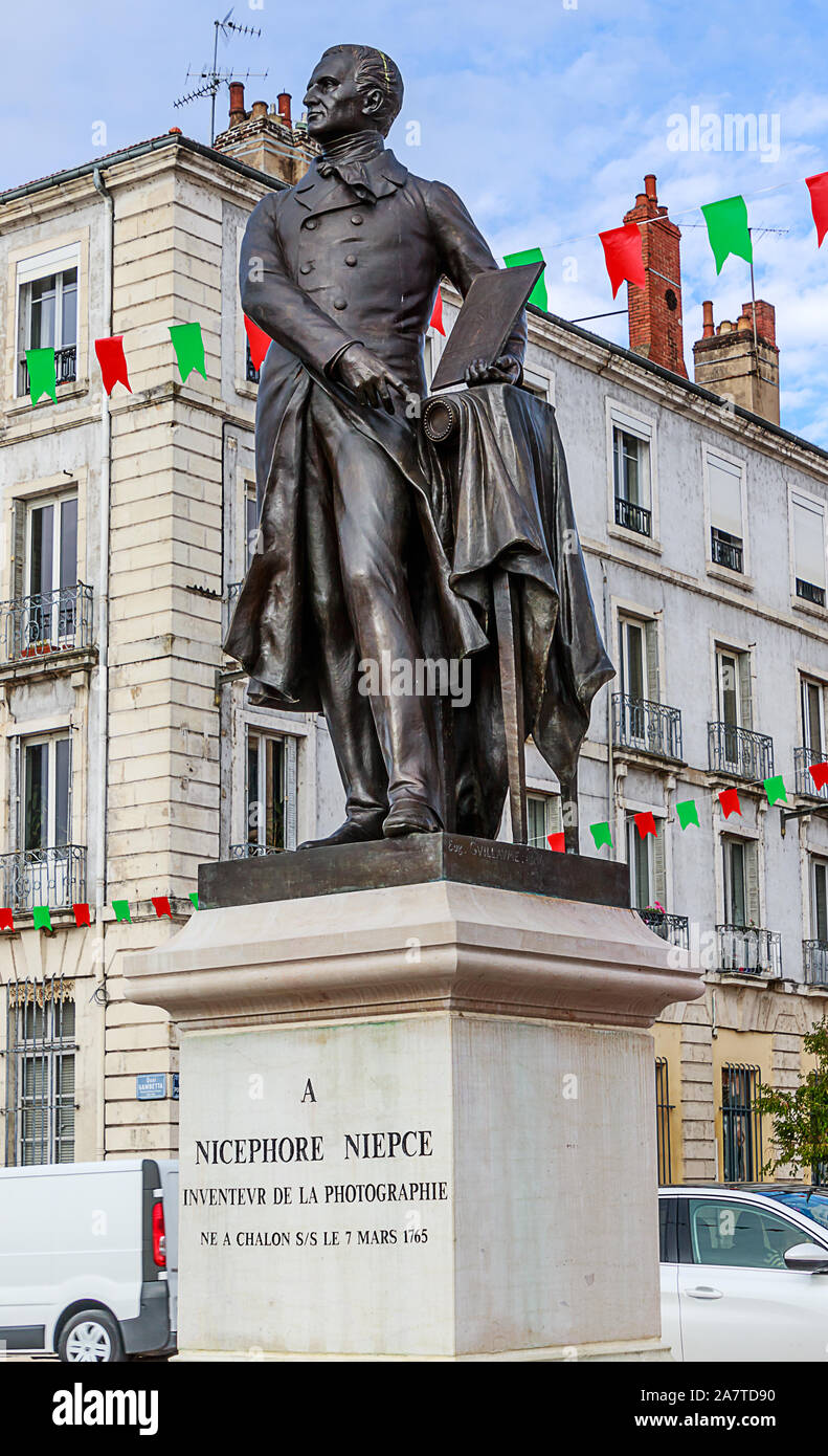 Chalon-sur-Saone, Francia - Statua di Joseph Niépce. Egli ha sviluppato eliografiche, il primo al mondo tecnica fotografica. Foto Stock