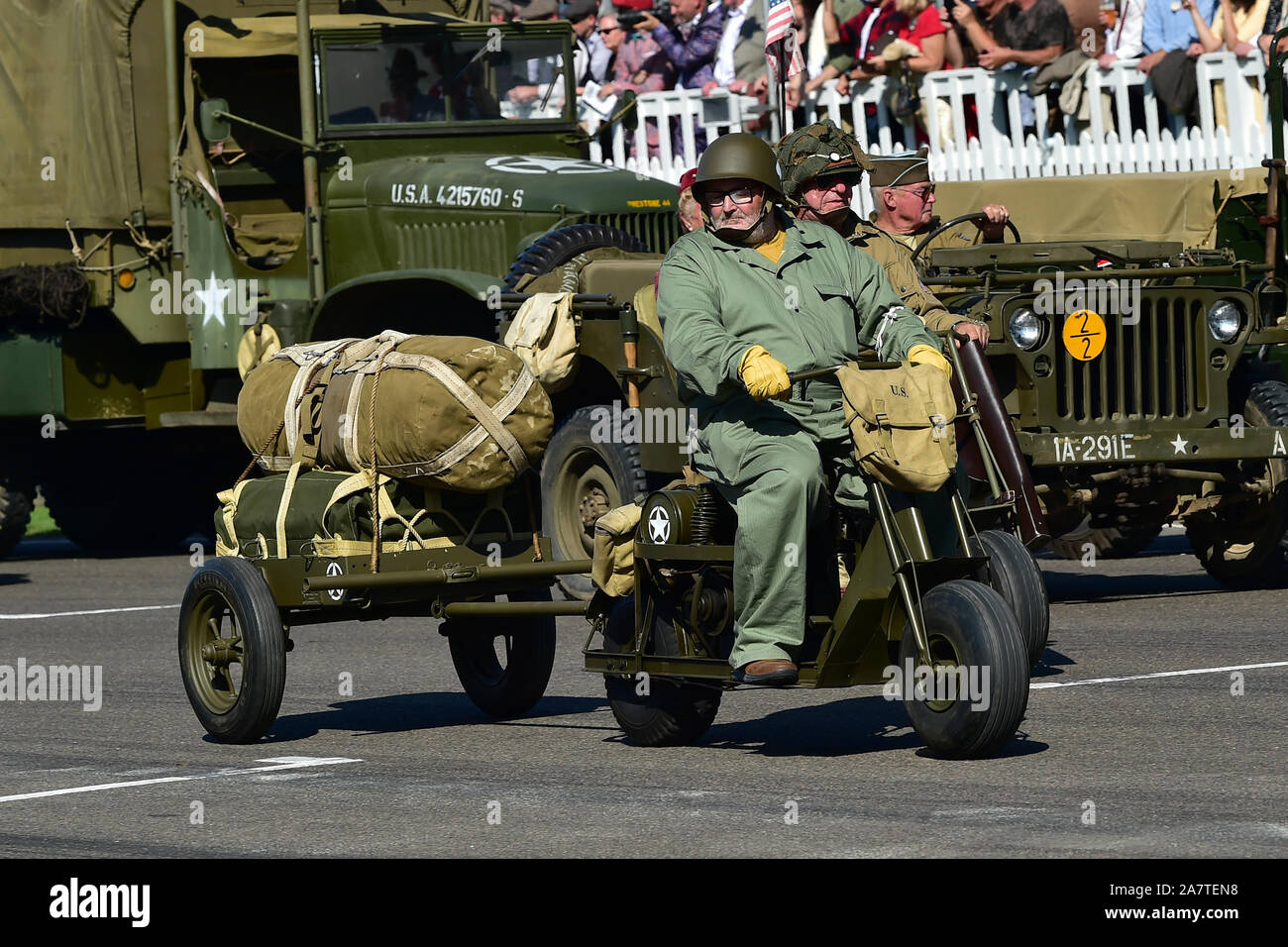 Cushman 53 Airbourne Scooter e rimorchio, D-Day commemorazione, settantacinquesimo anniversario dello sbarco in Normandia, seconda guerra mondiale, veicoli militari, Goodwoo Foto Stock