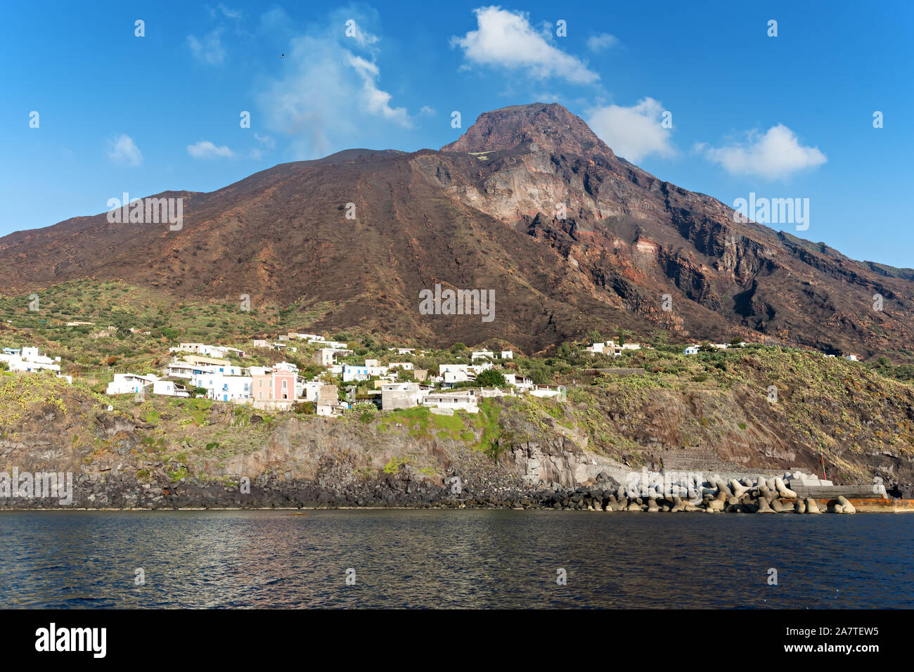 La piccola città di Ginostra accessibili solo dal mare e il suo porto sul vulcano Stromboli isola delle Eolie, in Sicilia, Italia. Foto Stock