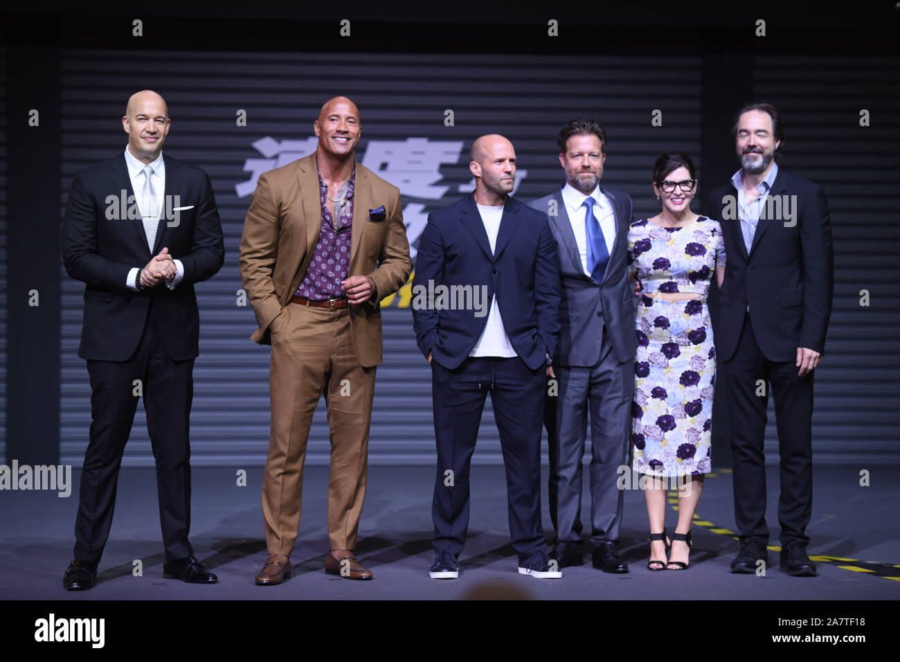 (Dalla seconda a sinistra) attore americano Dwayne Johnson, attore inglese Jason Statham, American film del regista David Leitch, partecipare a una conferenza stampa di nuovo Foto Stock