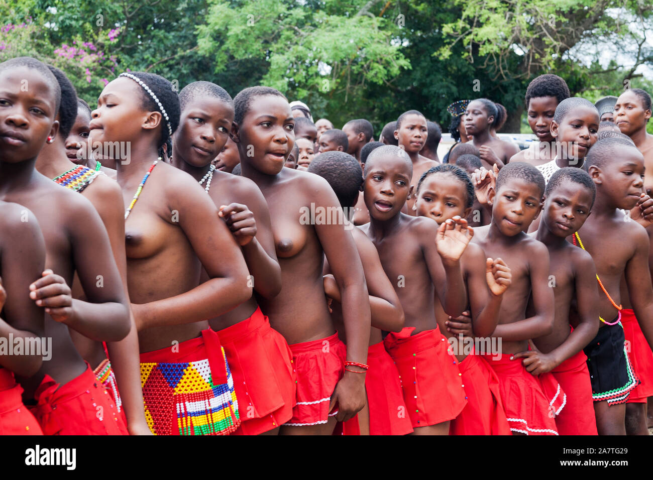 Giovani ragazze Zulu eseguire una danza tradizionale durante l'Tembe annuale Festival Marula nella provincia di KwaZulu-Natal, in Sudafrica. Foto Stock