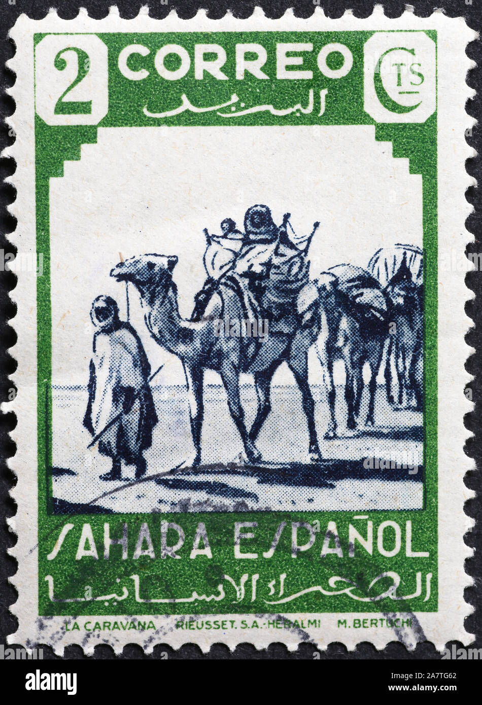 Caravan del cammello nel Sahara su vintage francobollo Foto Stock