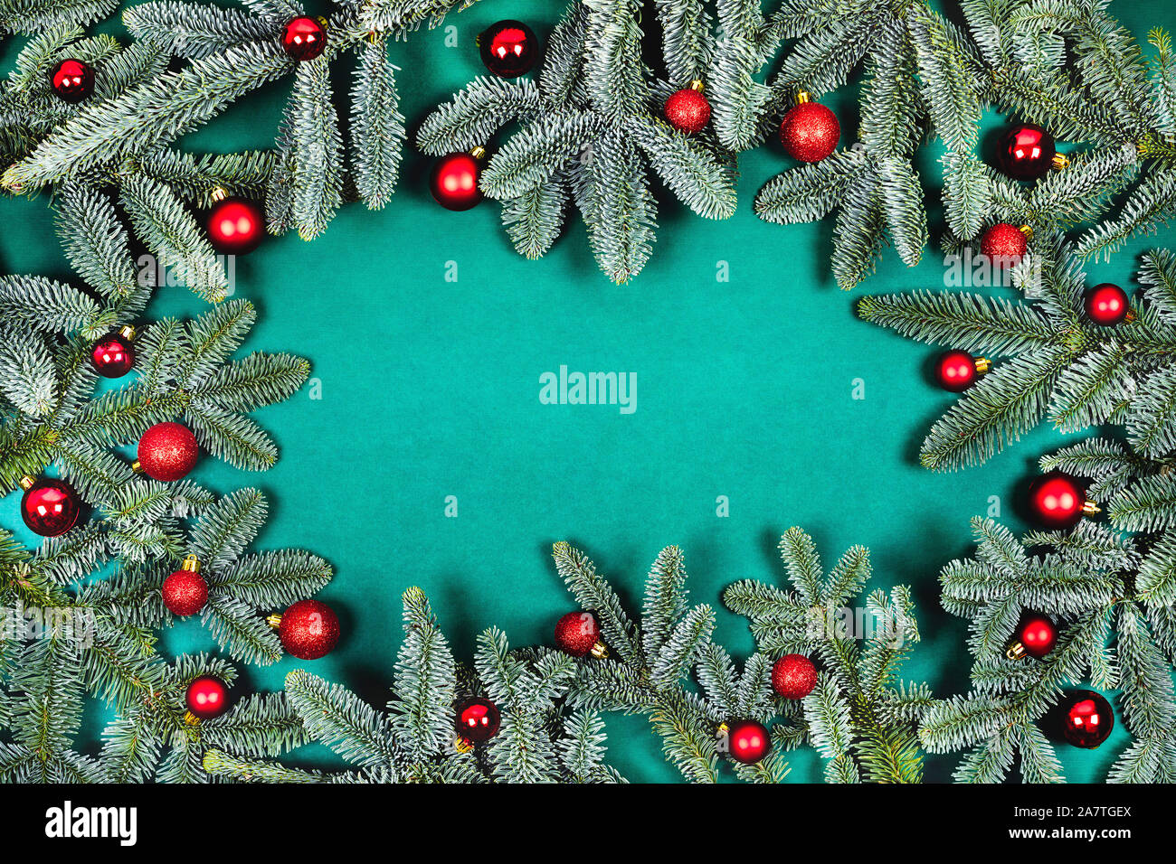 Natale e Anno Nuovo concetto. Il confine del verde di Natale a rami di albero decorato con rosso palle di Natale. Foto Stock