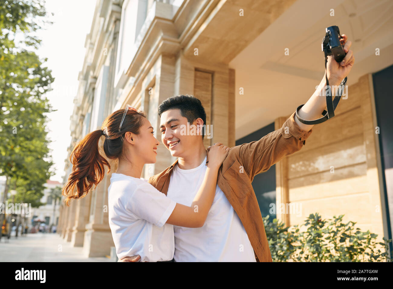 Turisti felici di prendere foto di se stessi Foto Stock