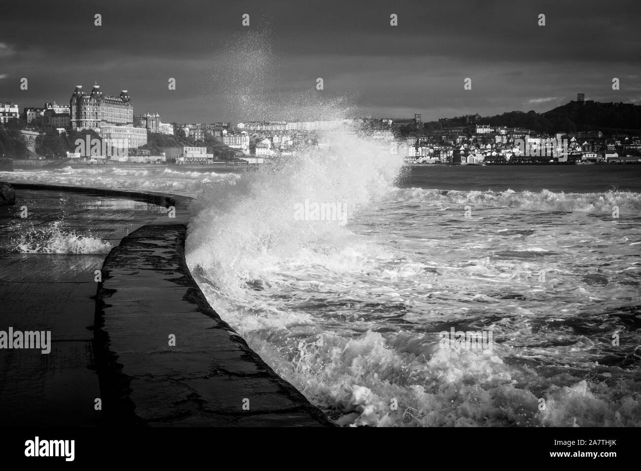 Il mare in tempesta a Scarborough Foto Stock