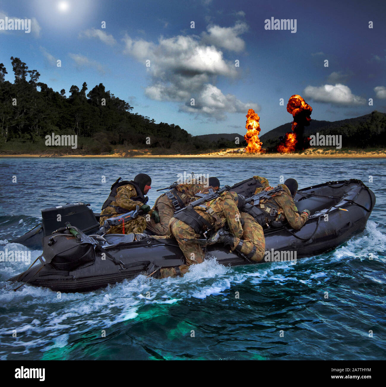 Navy dive team in un gommone zodiac, con teste piegate bassa, gara lungo un nemico costa, con le esplosioni visibili in background. Foto Stock